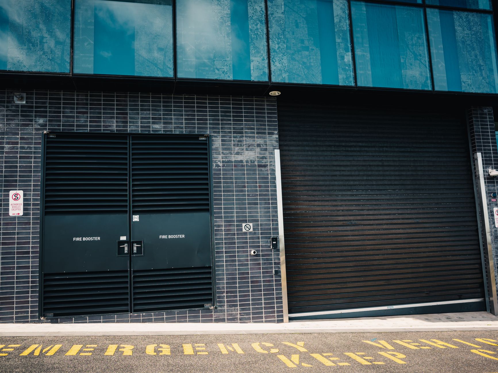 7 Foot vs 8 Foot Garage Door: Which One Actually Fits Your Home (and Your Truck)? 2 Measuring garage door height clearance
