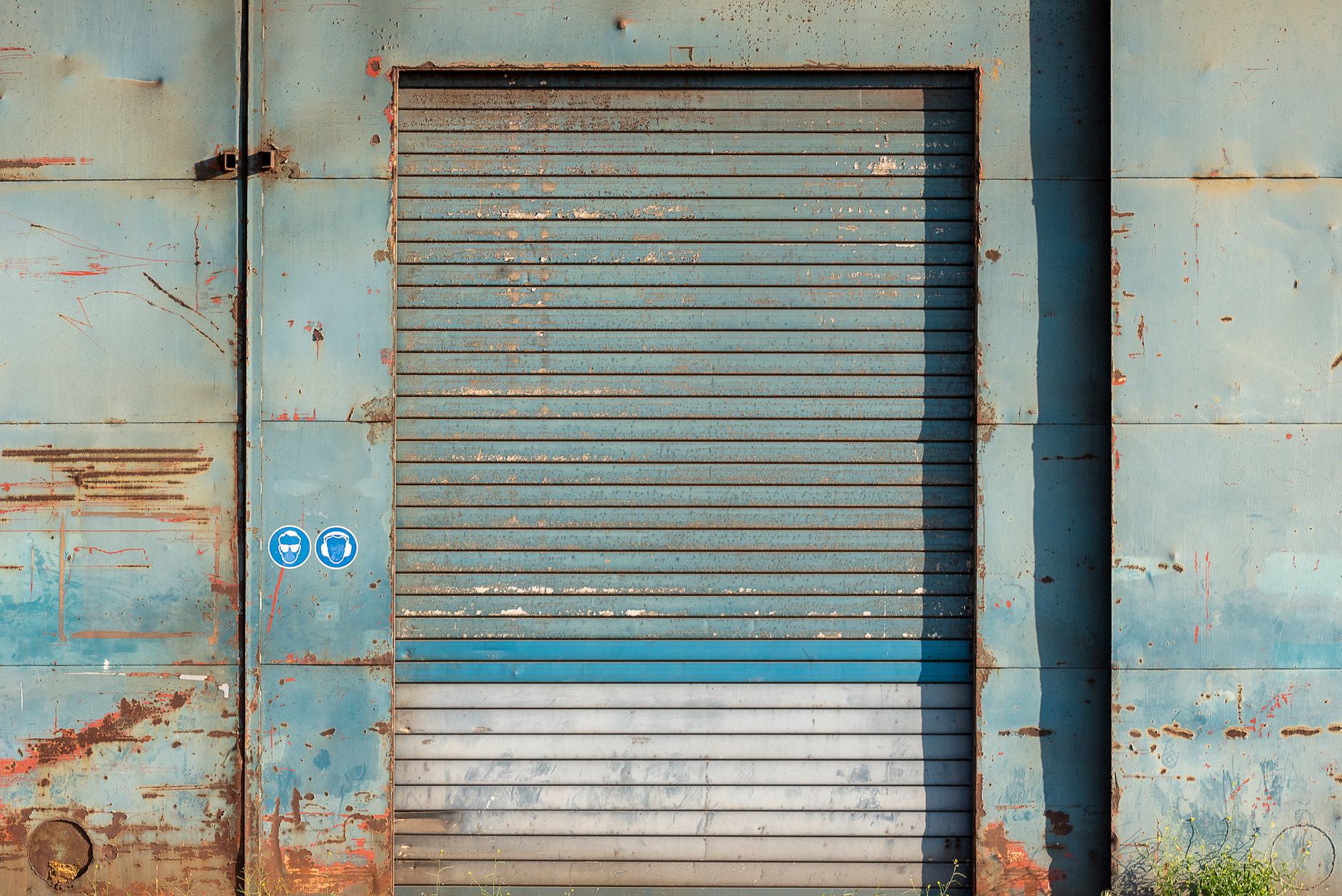 How Heavy Is a Double Garage Door? (Weight by Material) 3 Steel garage door showing material and construction