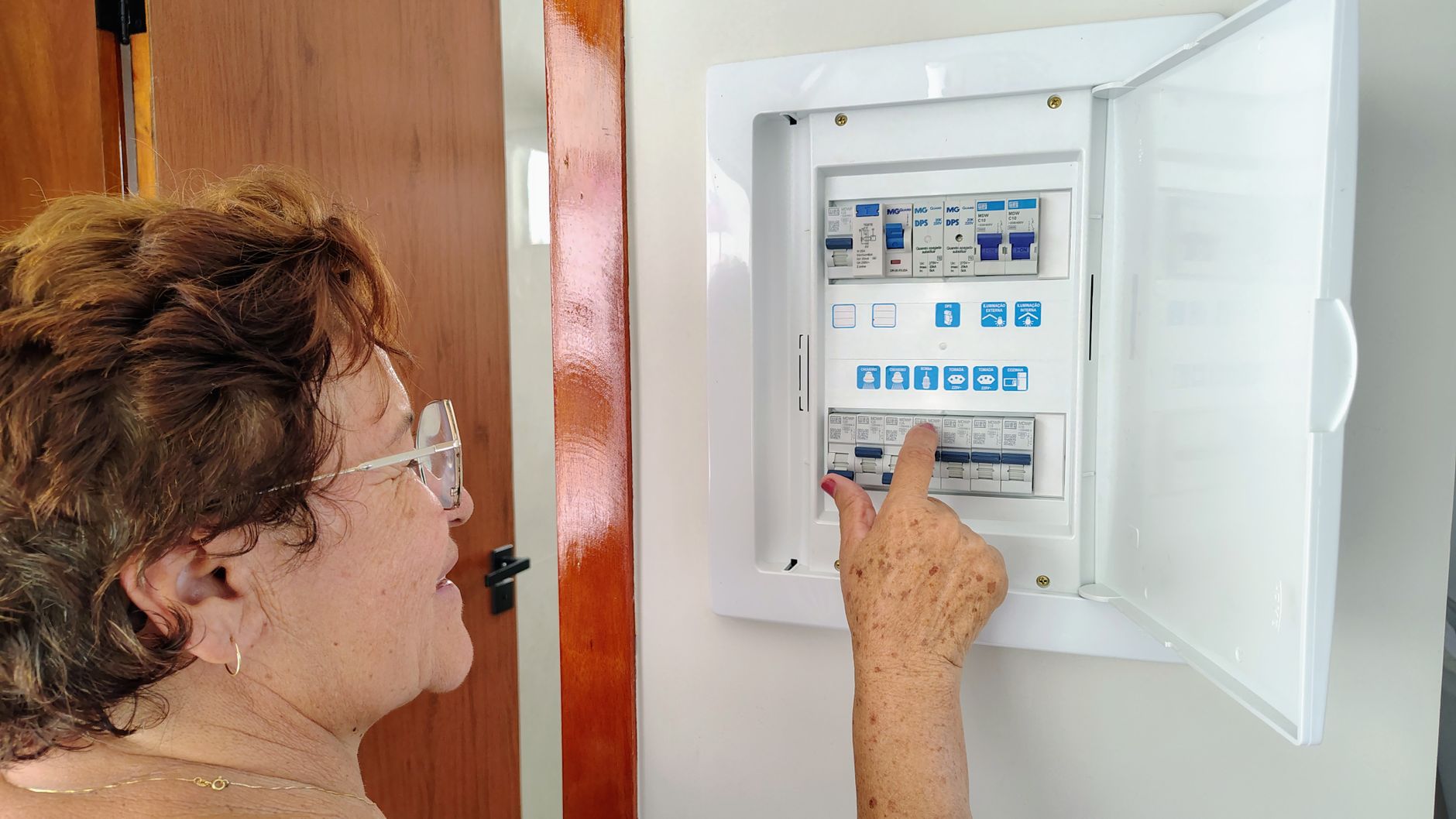 Does a Garage Door Opener Need a Dedicated Circuit? (NEC Rules) 2 Home electrical panel with 20-amp circuit breaker for garage door opener