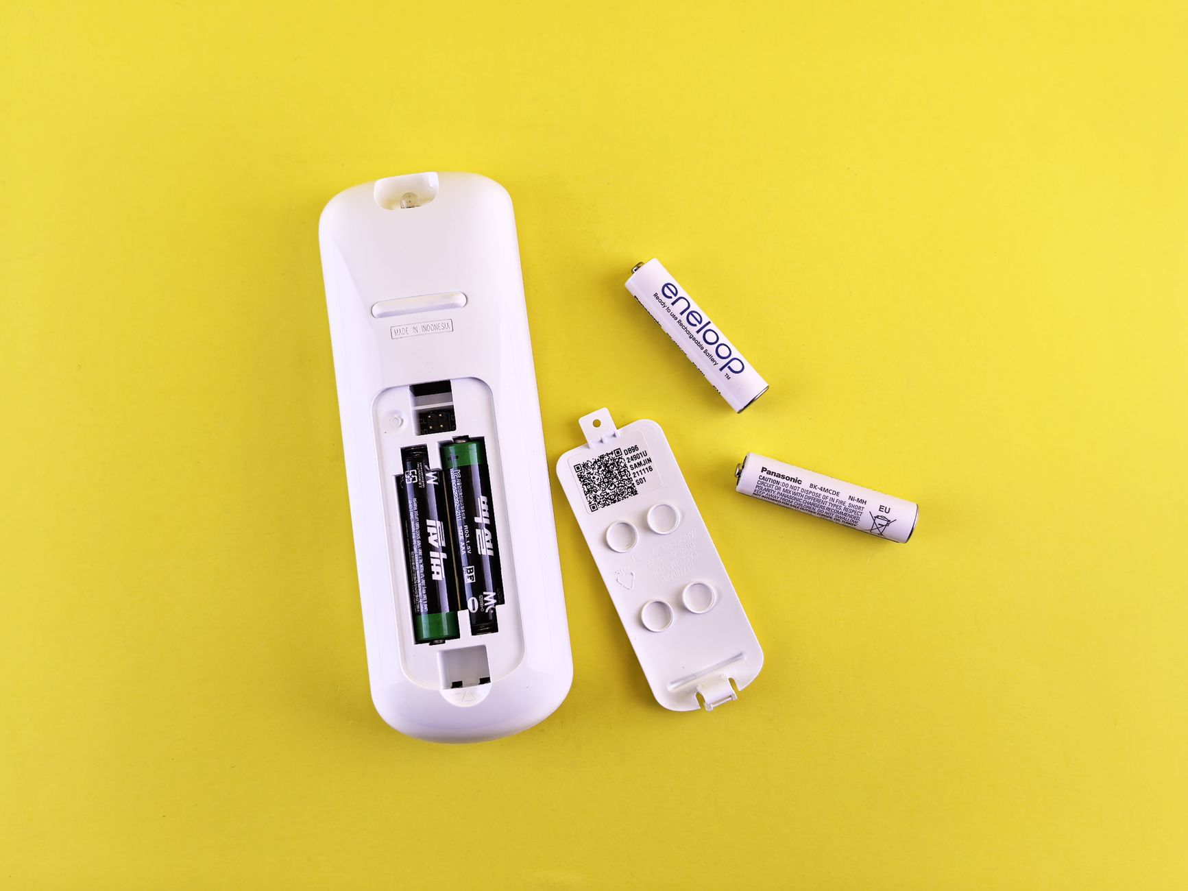 Replacing battery in garage door remote
