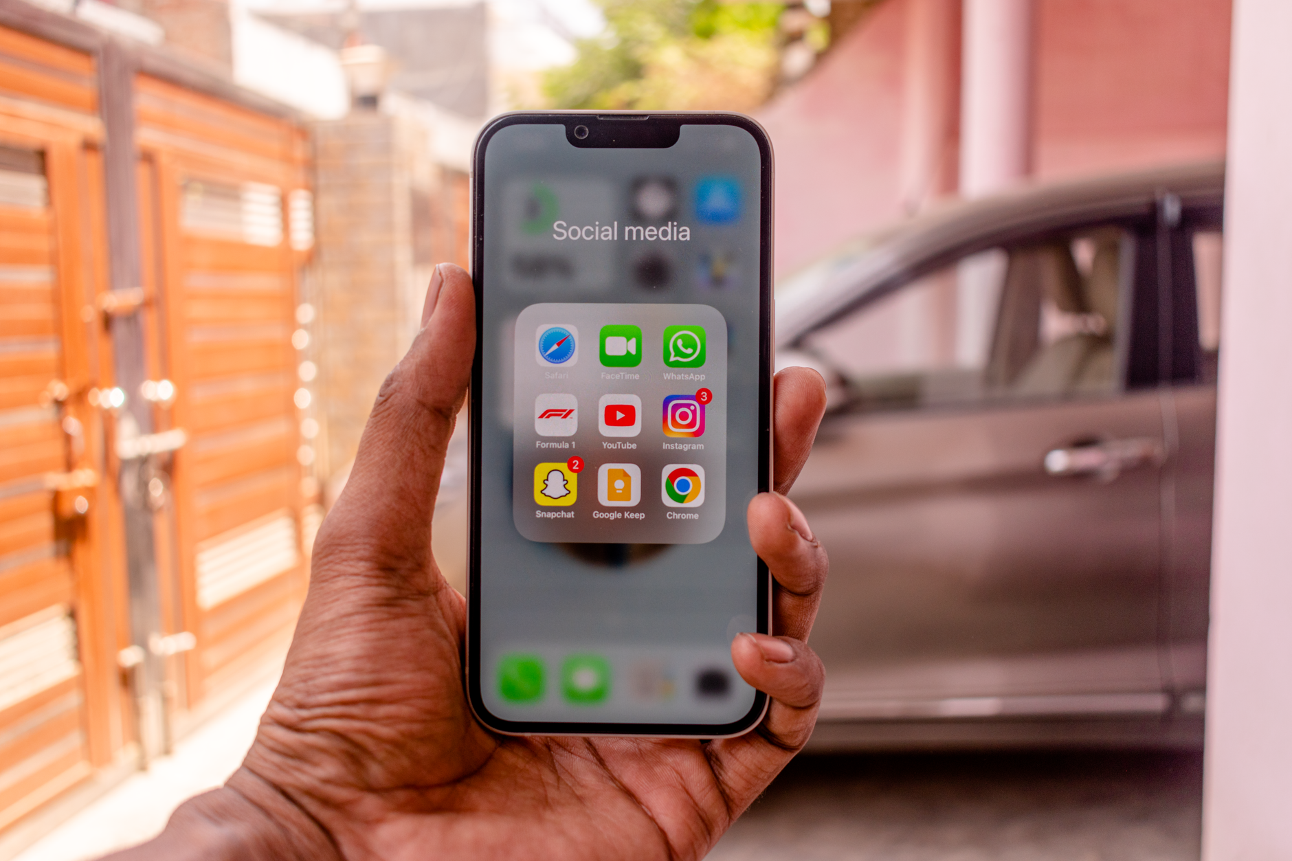 Meross garage door opener troubleshooting – Simple Fix Guide 4 Smart garage door app on smartphone