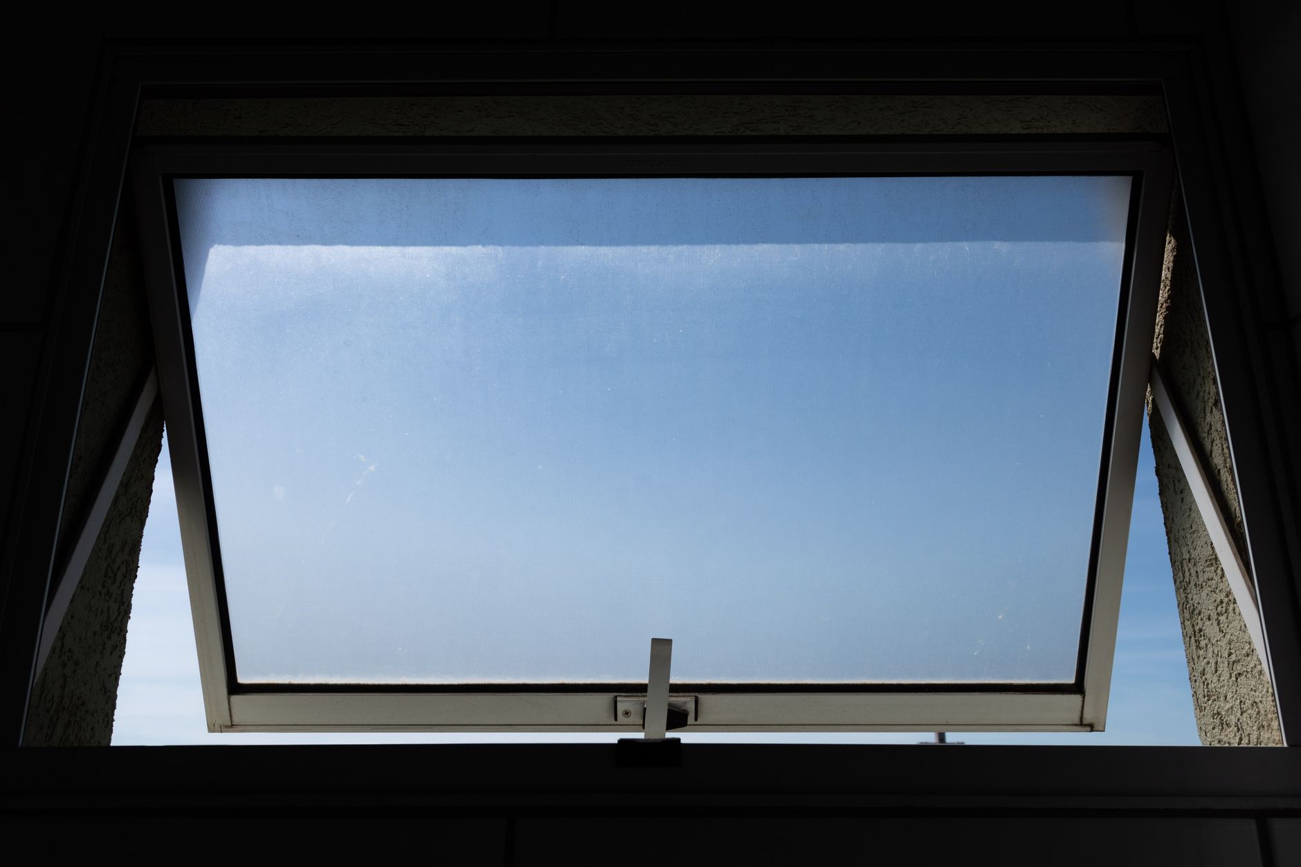 Best Retractable Garage Screen Doors in 2026 (Tested and Ranked) 4 Open garage with good ventilation and airflow
